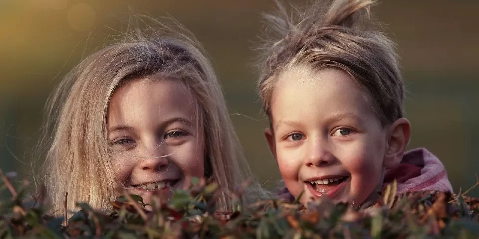 enfants sourire jardin