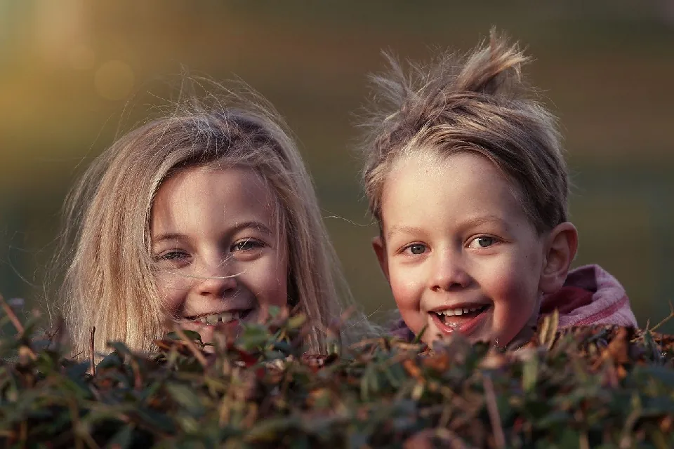 enfants sourire jardin